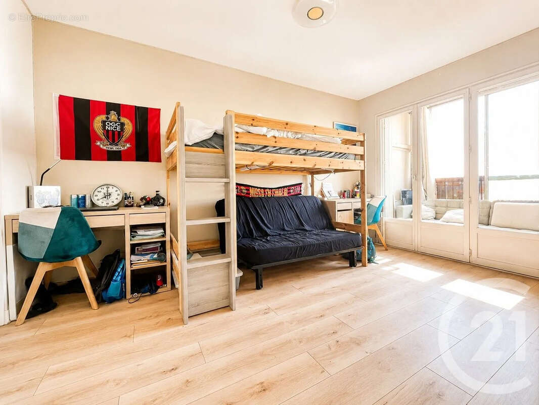 Appartement à SAINT-LAURENT-DU-VAR