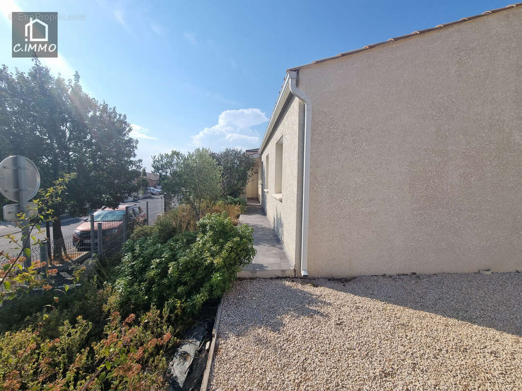 Villa de plain-pied de 104 m2 de type 4 avec terrasse, jardin et garage avec mezzanine. - photo 14
