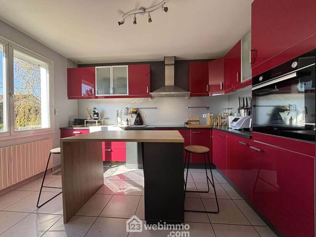 De l'autre côté, la cuisine aménagée et équipée de 12,3 m2, - Maison à THURE
