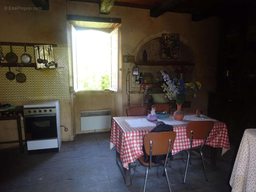 Cahors au nord Maison en pierre avec dépendances - photo 10