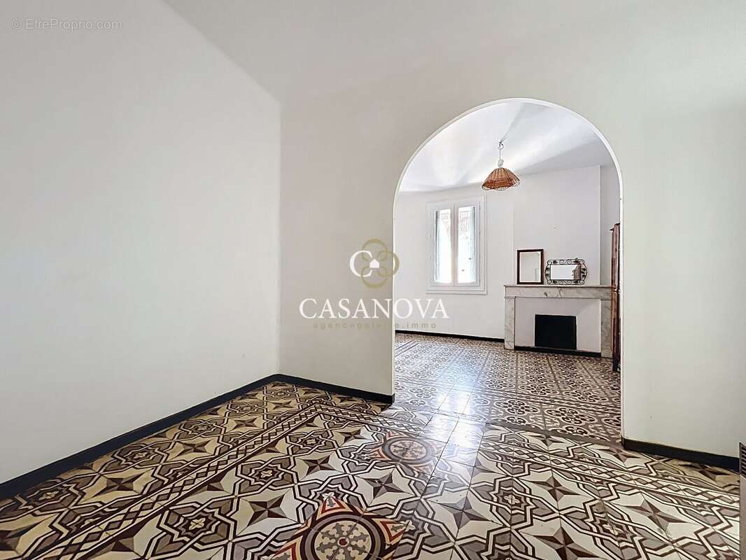À vendre à Hérépian : grande maison de ville 300 m² avec cour, 2 garages, terrasses et fort potentiel de rentabilité proche de L - photo 10