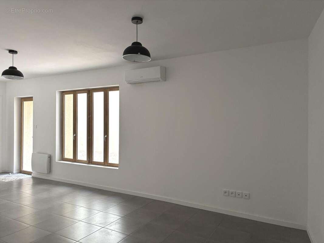 RDC Cour - Appartement à SALLELES-D'AUDE