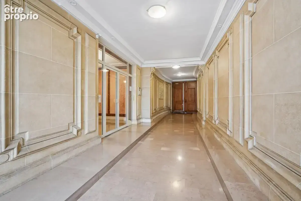 Paris XVIe – Avenue Victor Hugo / Arc de Triomphe - Appartement d'exception, cachet et volumes - photo 9