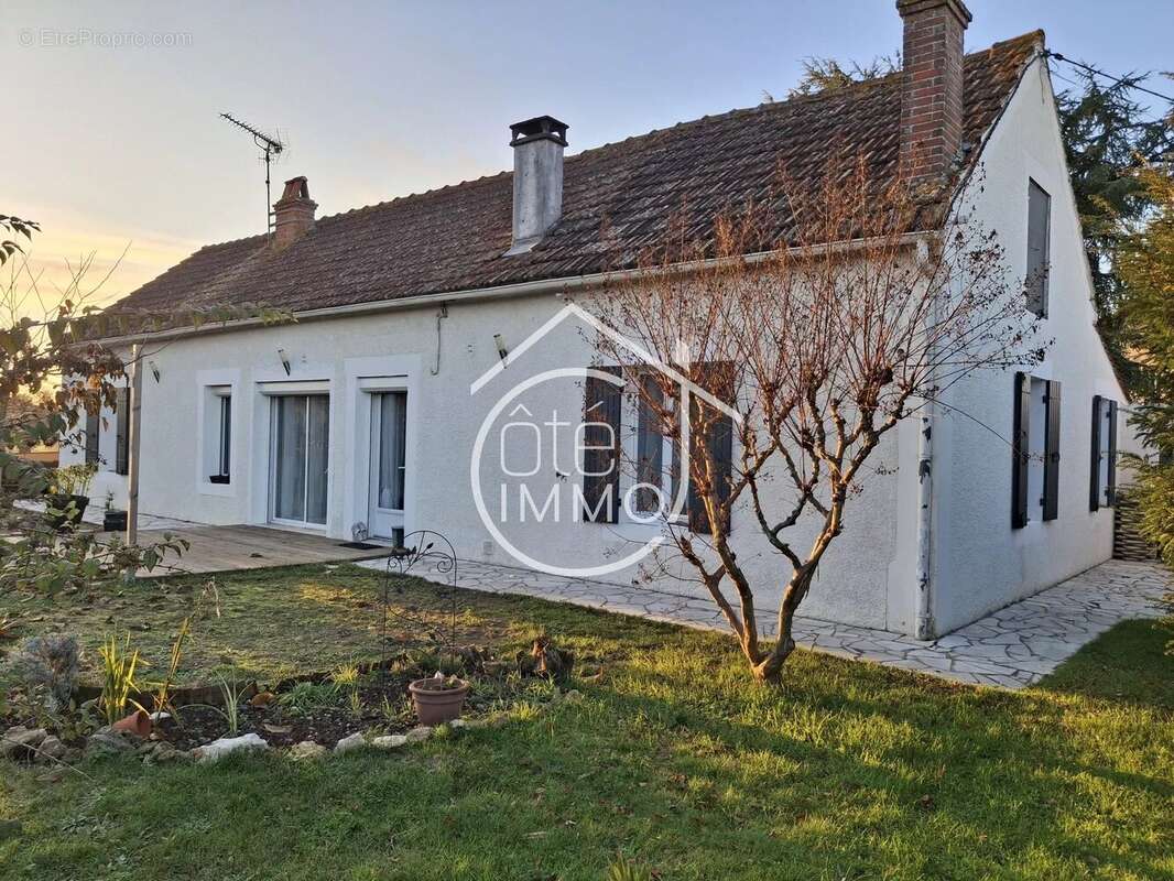 Maison à COURS-DE-PILE