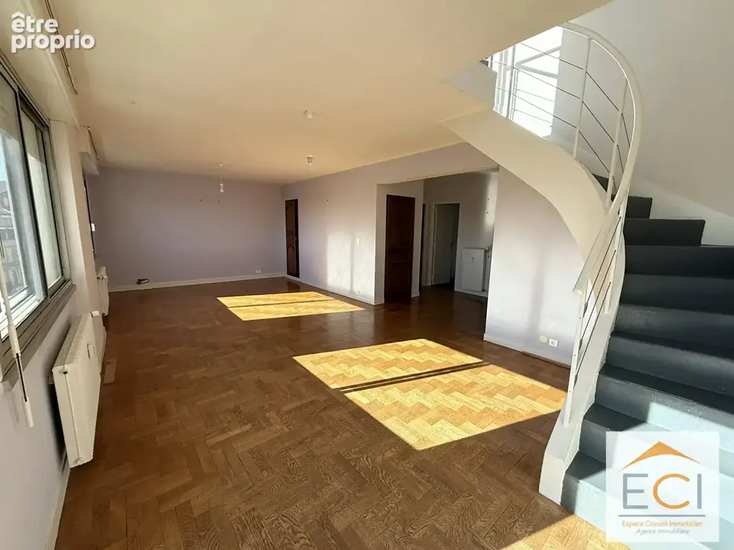A VENDRE - Appartement duplex 3 chambres - Quartier Mairie - photo 4
