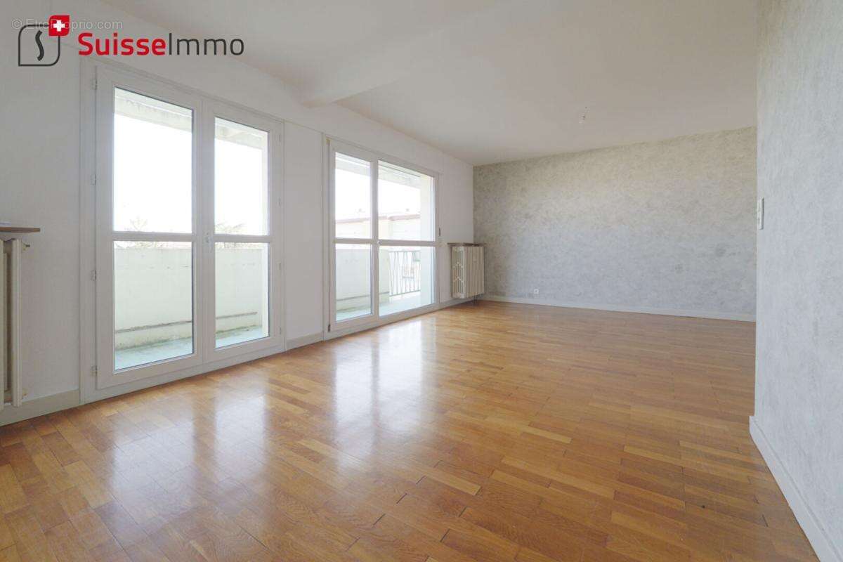 Appartement  4 pièces 70.4 m2 - 2 balcons - Vue Château et pré-la-Rose - photo 2