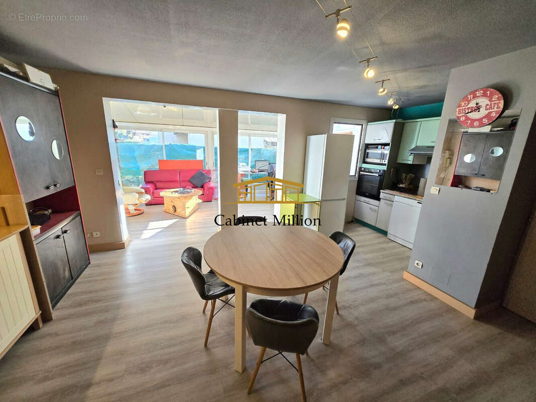 Maison à VIC-LA-GARDIOLE