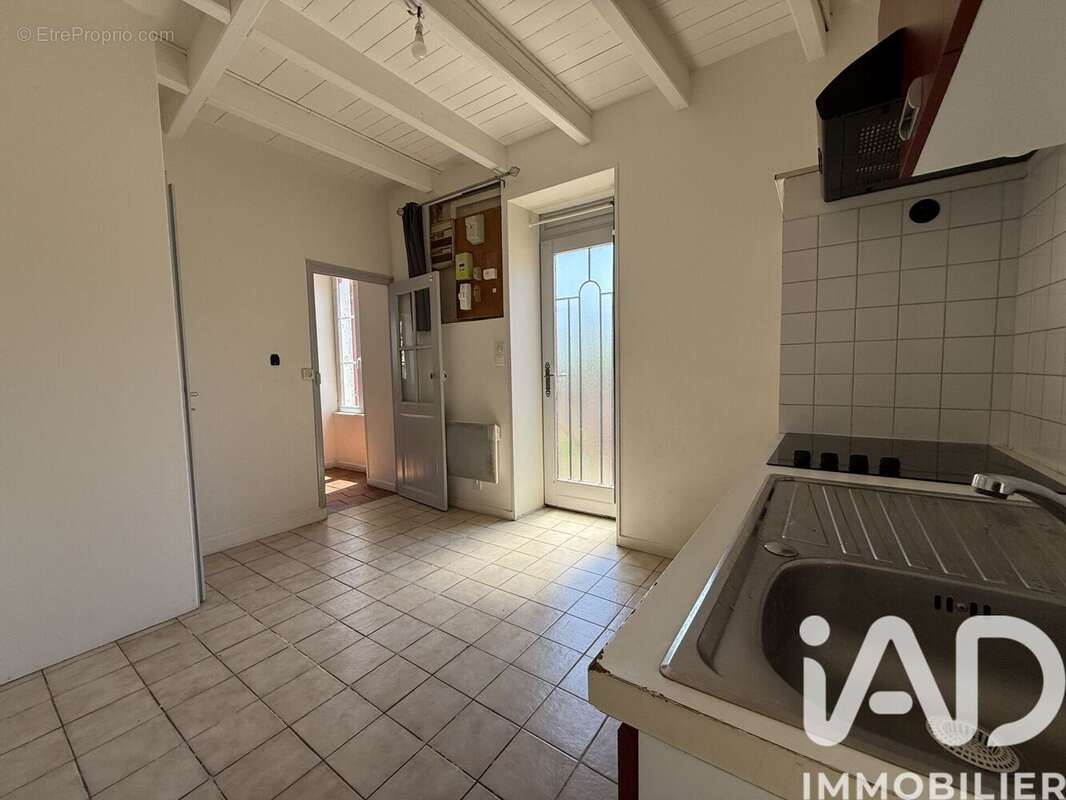 Maison 61 m² à Chef-Boutonne  - photo 8