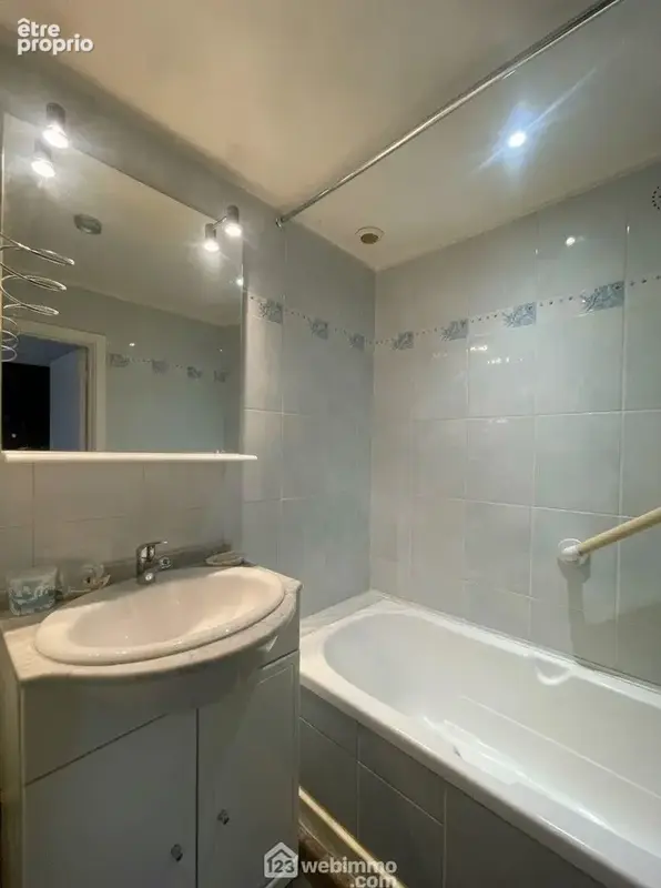 Salle de bains avec baignoire.