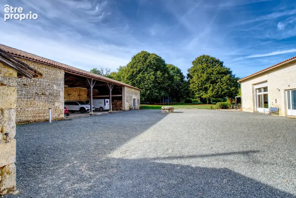 Maison en pierre au style moderne, située dans un joli village et implantée sur un beau terrain - photo 9