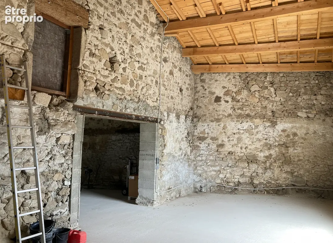 Montagny plein centre, bâtisse en pierres - photo 5