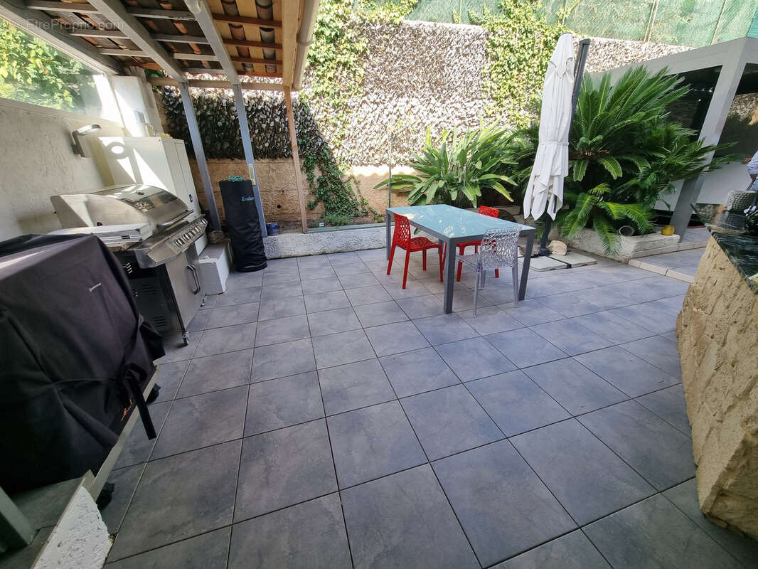Limite mandelieu ville t4/t5 de 150m2 vue mer panoramique jardin entourant jacuzzi garage - photo 38