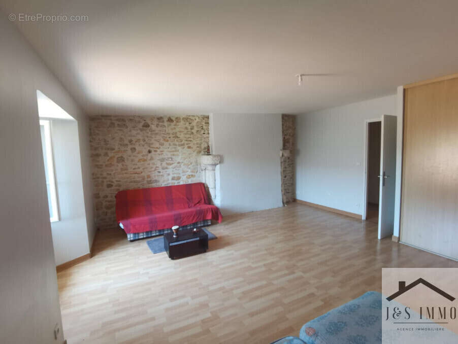 Maison à CHASSENEUIL-SUR-BONNIEURE