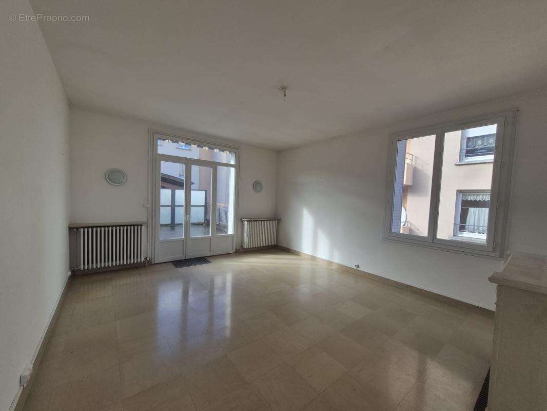 Maison à MONTREAL-LA-CLUSE