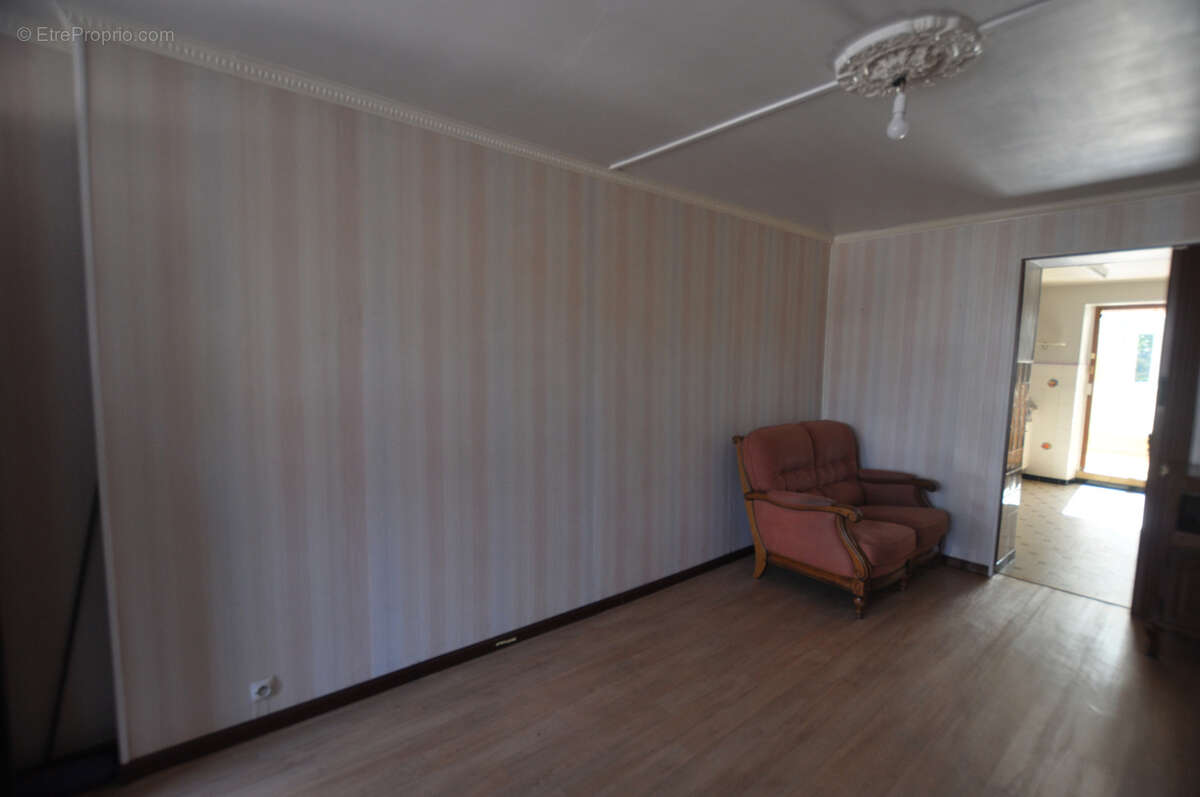 Maison à MONTIGNY-SUR-CHIERS