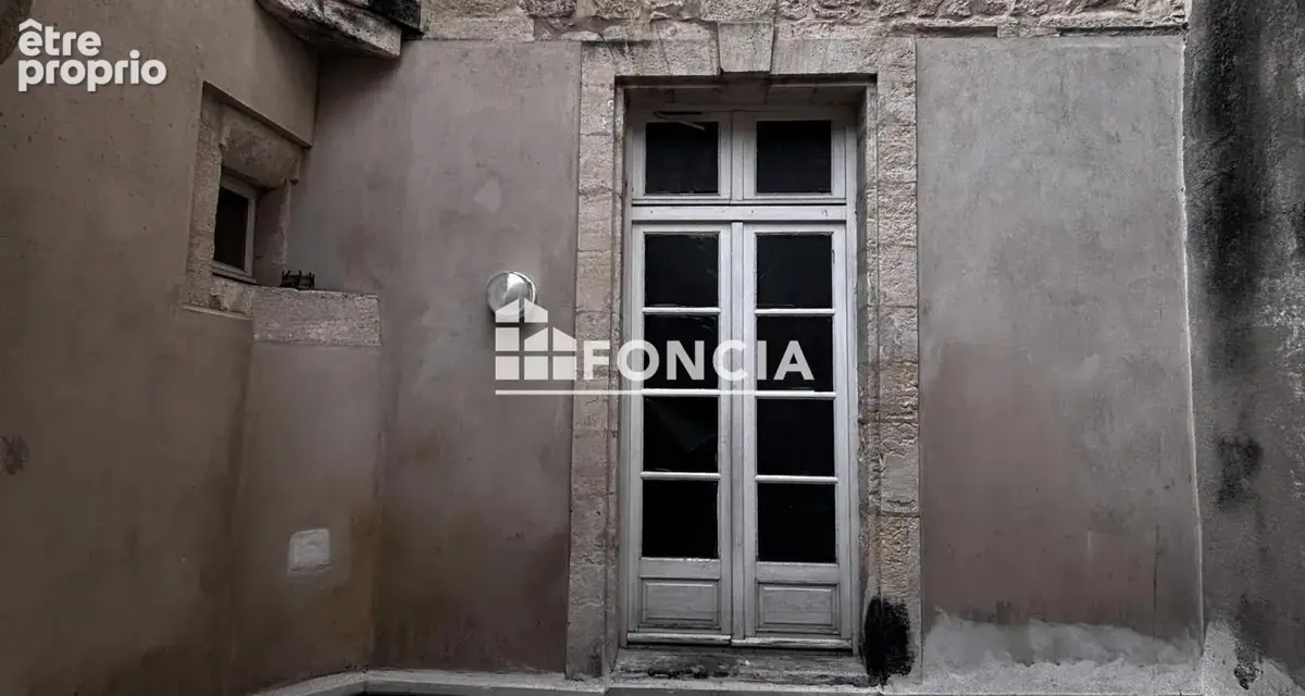Centre ancien Beaucaire, appartement T3 de 74m2 au 1er  étage cuisine, pièce à vivre , deux chambres, sdb, toilettes, cour - photo 5