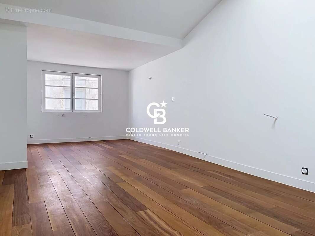 À deux pas du Vieux-Port, un appartement rénové aux volumes généreux - photo 12