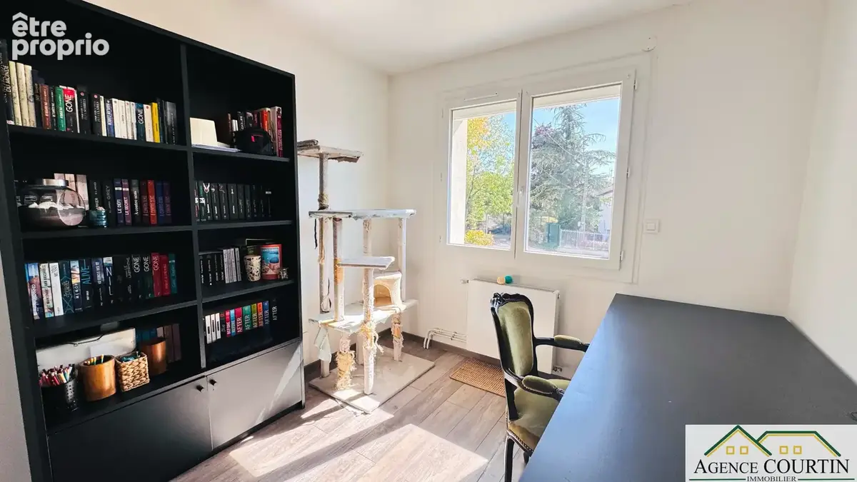 Maison familiale avec 4 chambres, terrain clos et vue dégagée à Lons-le-Saunier - photo 8