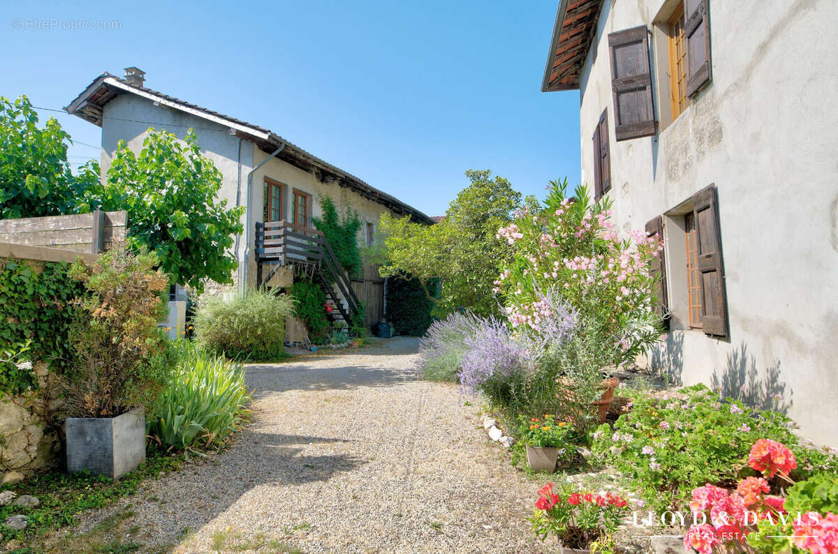 Maison 273 m² à Sainte-Marie-D'alloix  - photo 2