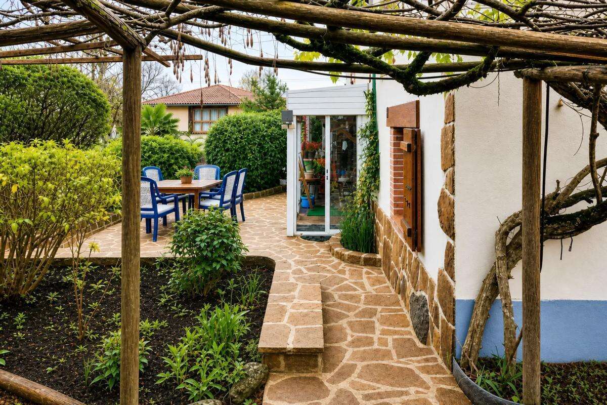Maison rénovée avec jardin paisible à Oradour-Fanais - photo 14