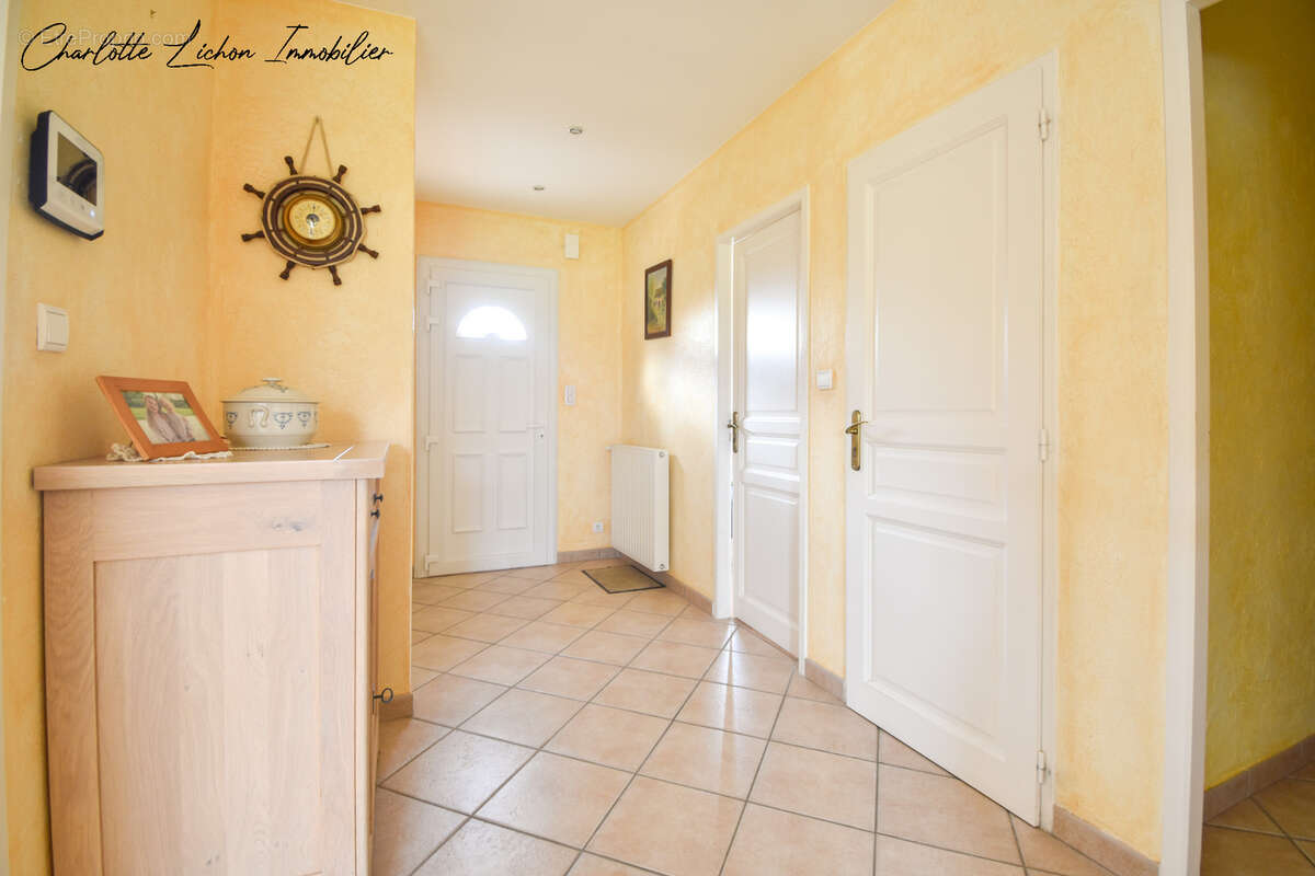 Maison à CREUZIER-LE-VIEUX