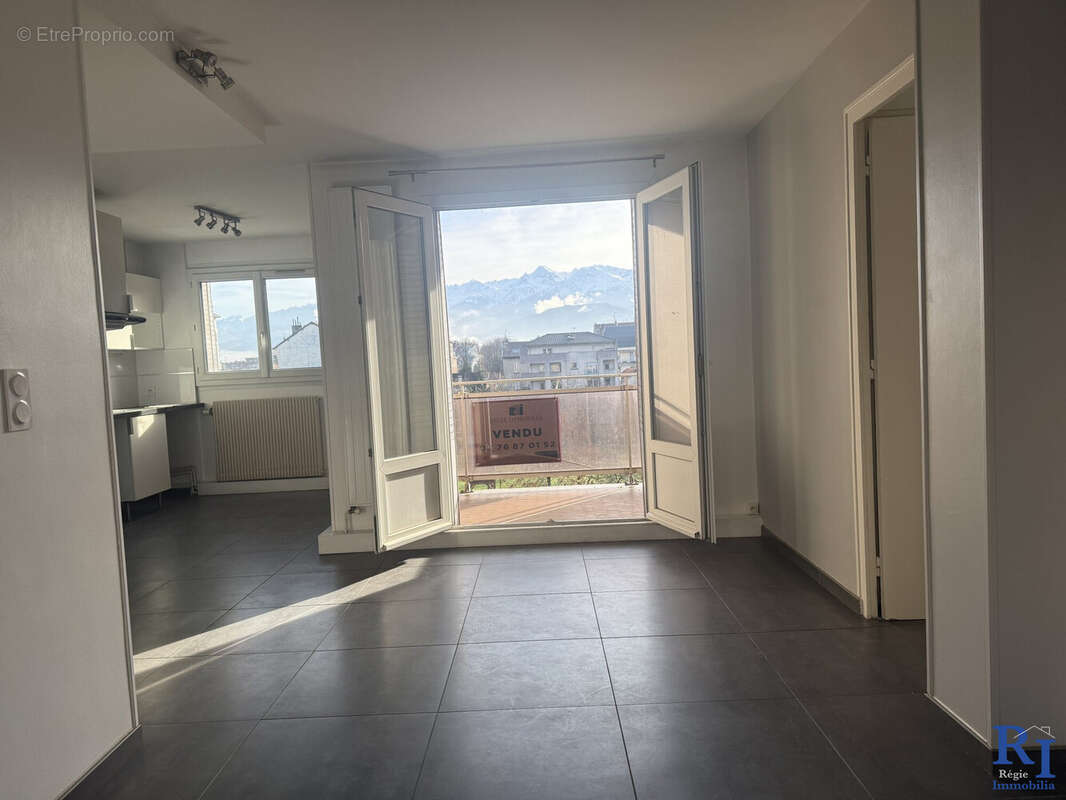 Pièce de vie conviviale avec accès au balcon  - Appartement à GRENOBLE