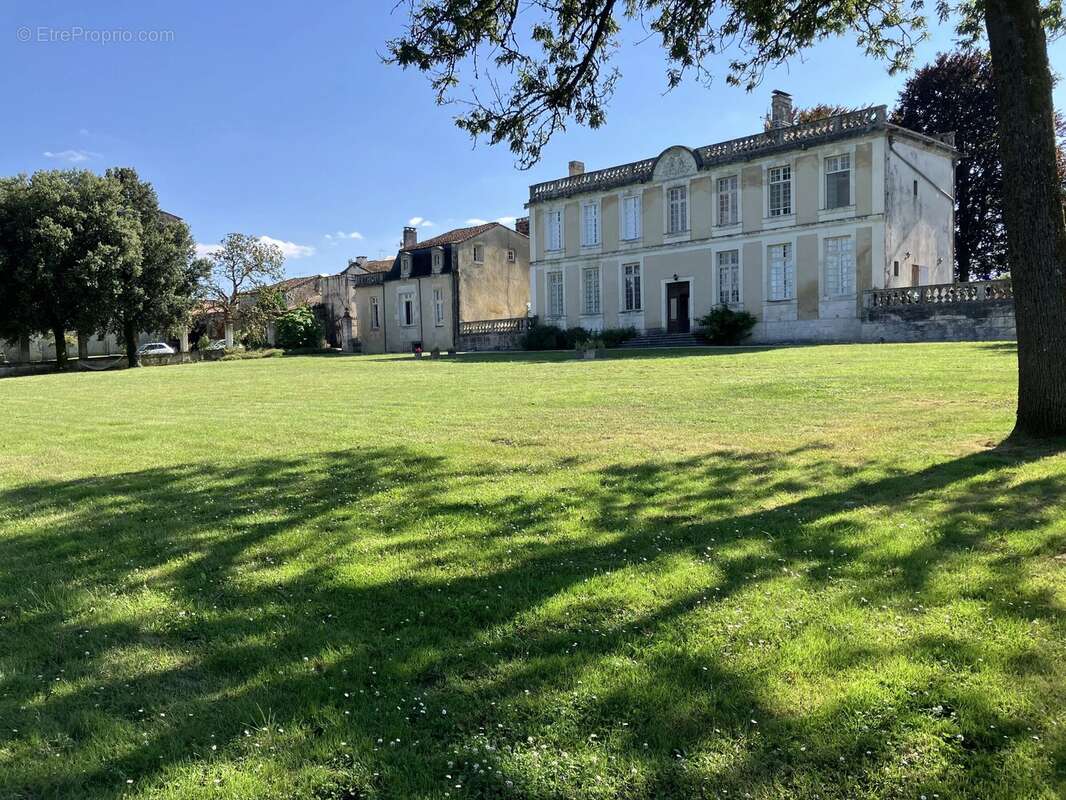 Propriété de caractère au sein d’un château – En exclusivité chez Beaux Villages - photo 15