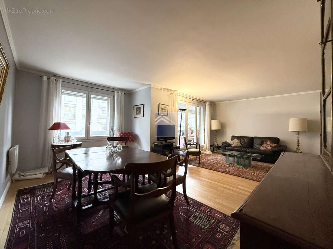 Appartement à COURBEVOIE
