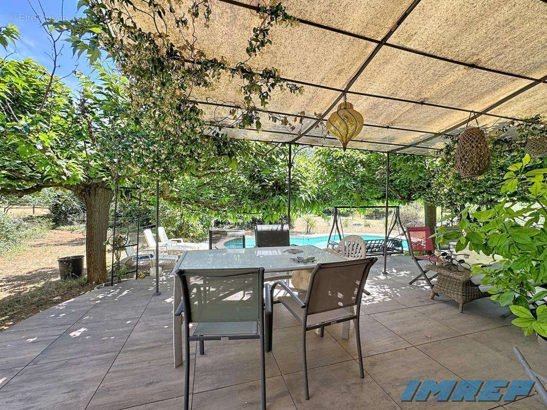 Maison 100 m² à Saint-Maximin-La-Sainte-Baume  - photo 4