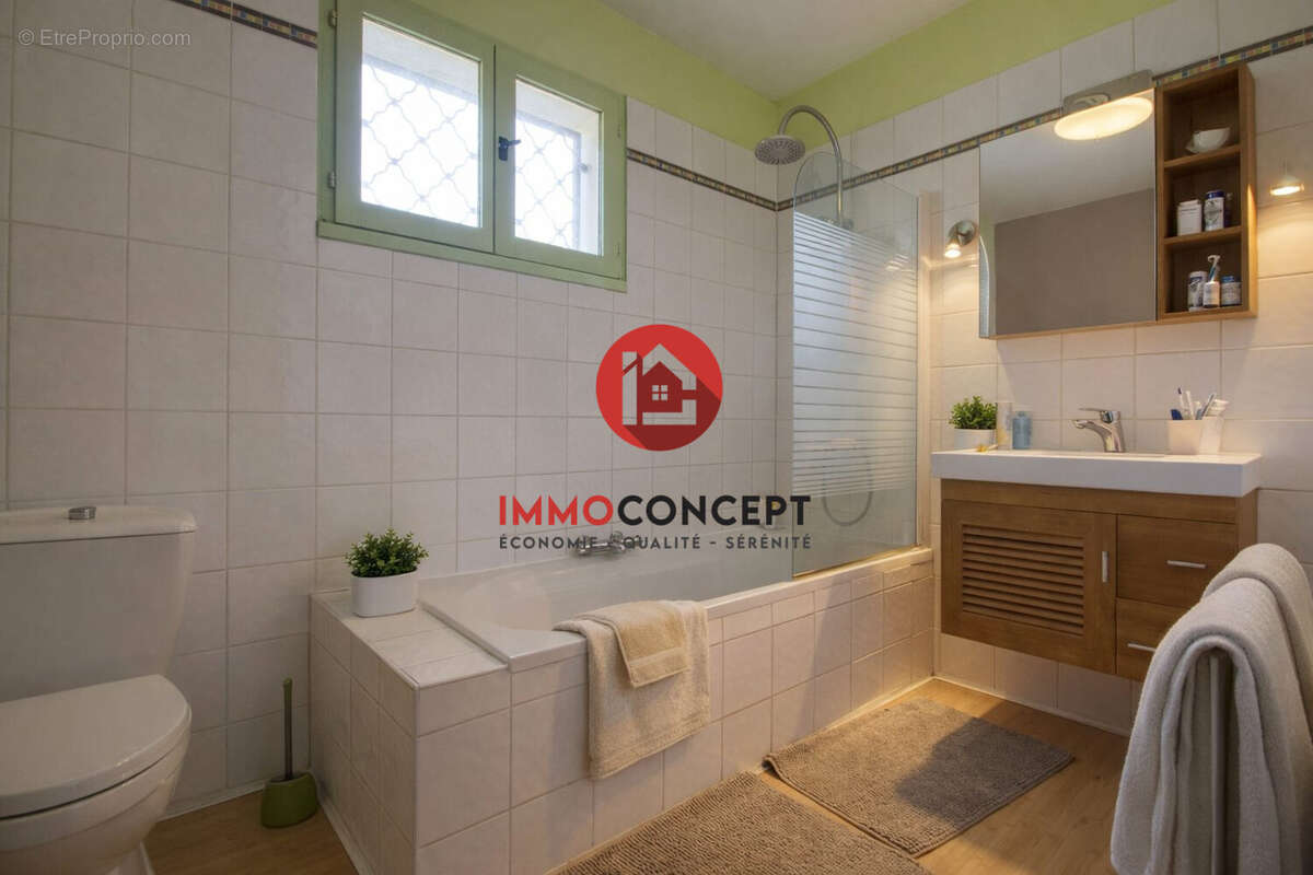 Salle de bains indépendante - Maison à SAUVETERRE