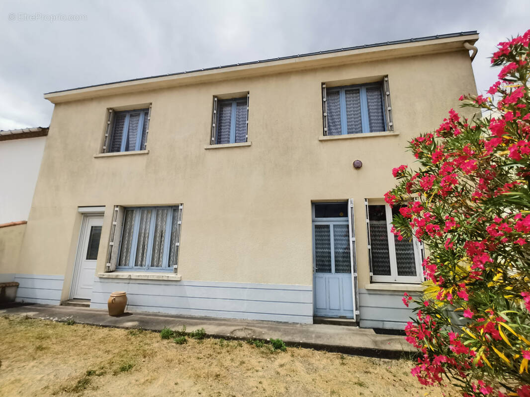 Maison à LES LANDES-GENUSSON