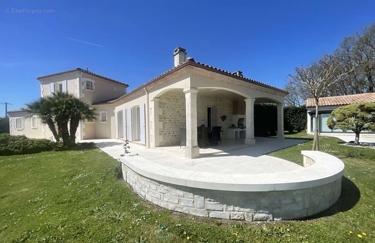 Maison d'architecte et gite avec un parc arbore de + de 4000 m² - photo 4