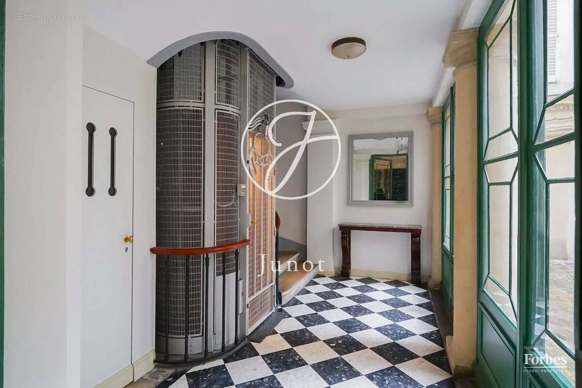 Appartement à PARIS-1E