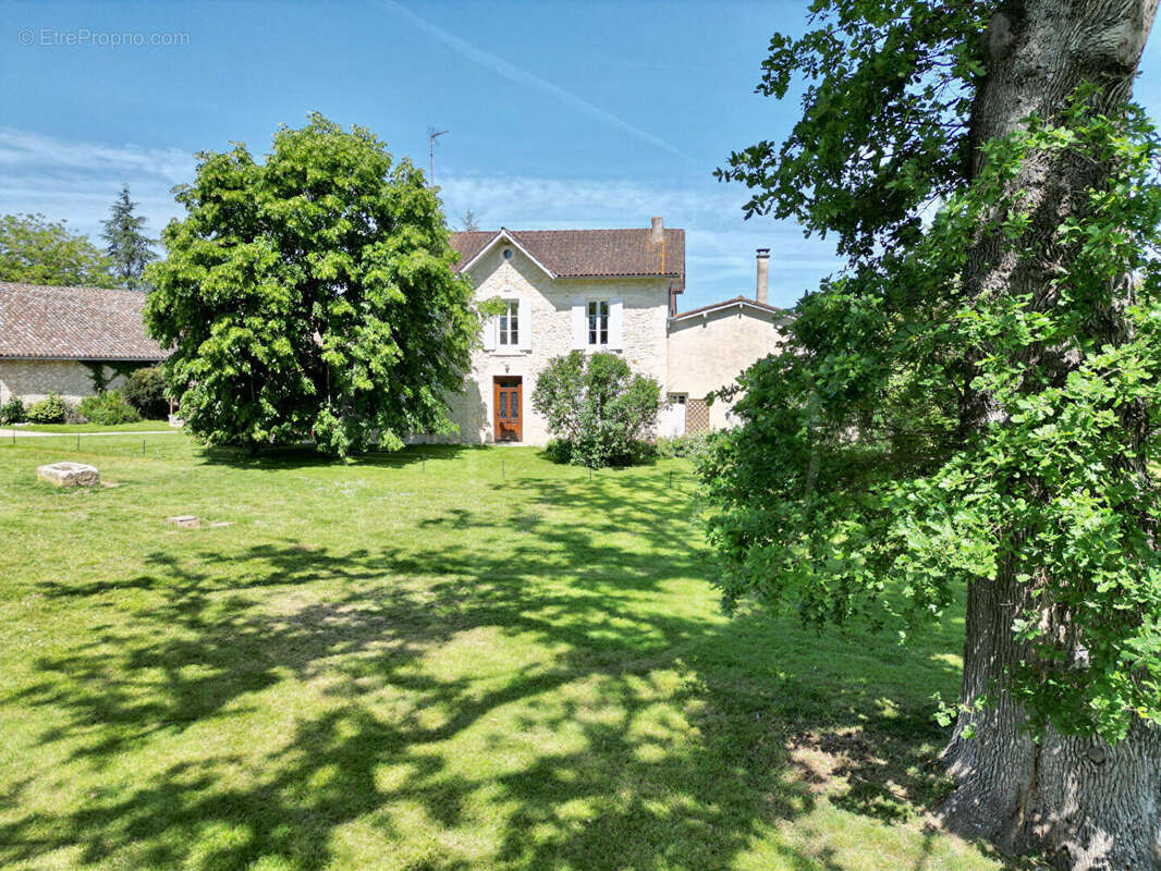 Ancienne ferme avec dépendances et fort potentiel - photo 16