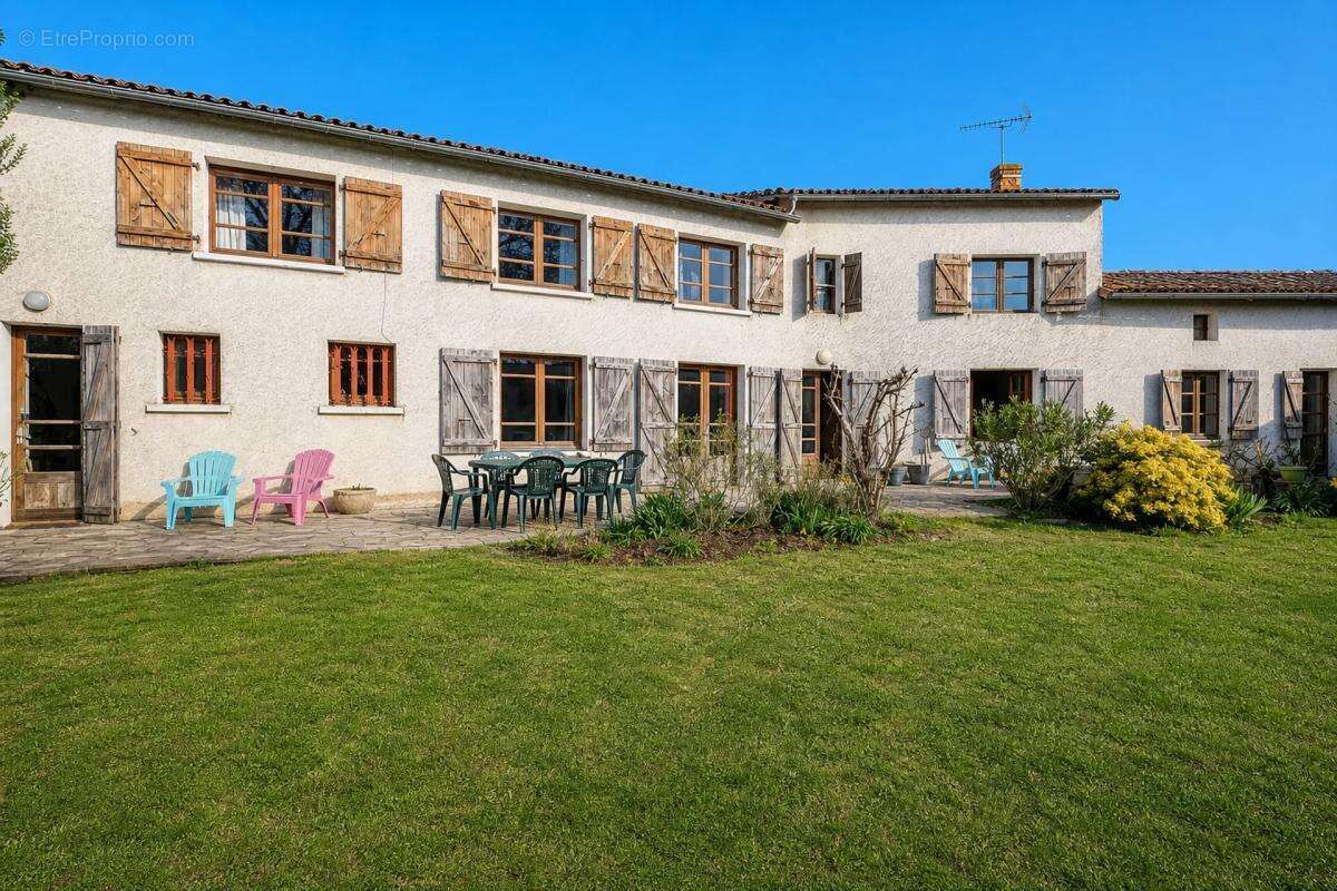 Maison à LES ADJOTS