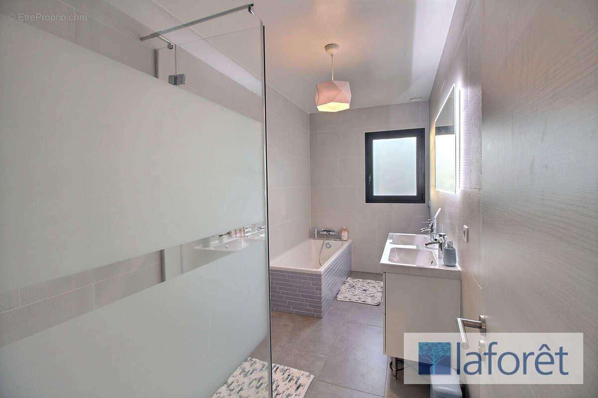 Maison à SAINTE-GENEVIEVE-DES-BOIS