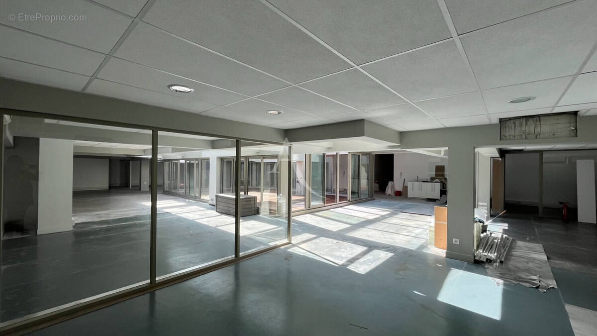 Commerce à PARIS-9E