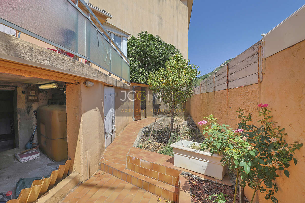 Hyeres (la bayorre) - haut de maison 101 m2 + terrasse + loggia + annexes - photo 18