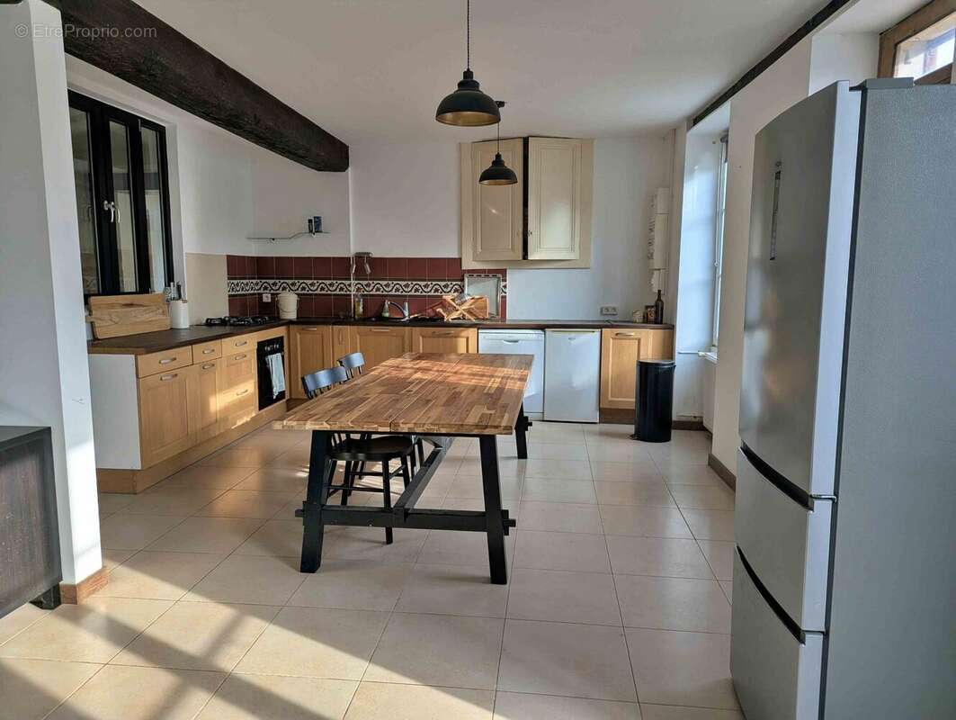 cuisine aménagée avec séjour et salon Sud Auxerre - Maison à BAZARNES