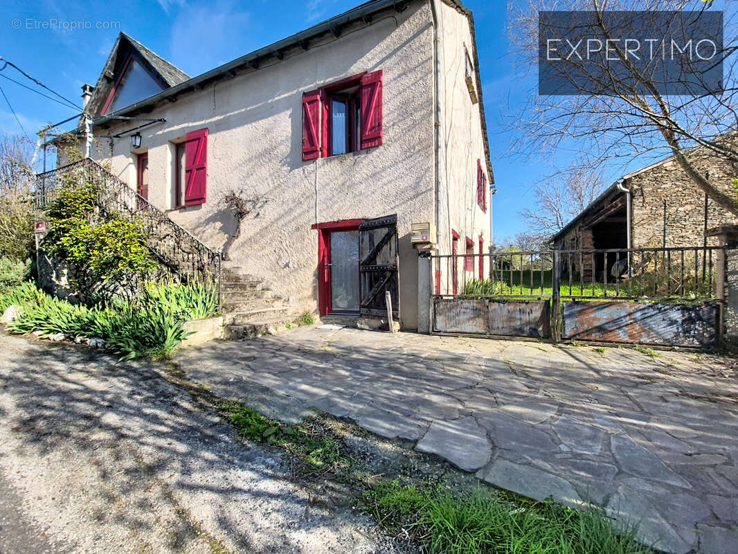 Ensemble immobilier unique : 2 maisons rénovées + studio + grange + 2 800 m2 de terrain   rentabilité & qualit - photo 3