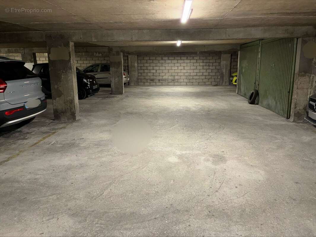 Parking à PARIS-18E