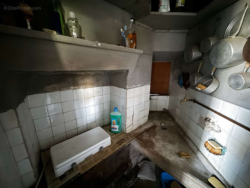 Maison de village  à rénover avec belle grange avec jardin attenant clos de murs  77 000 €   F.A.I. - photo 9
