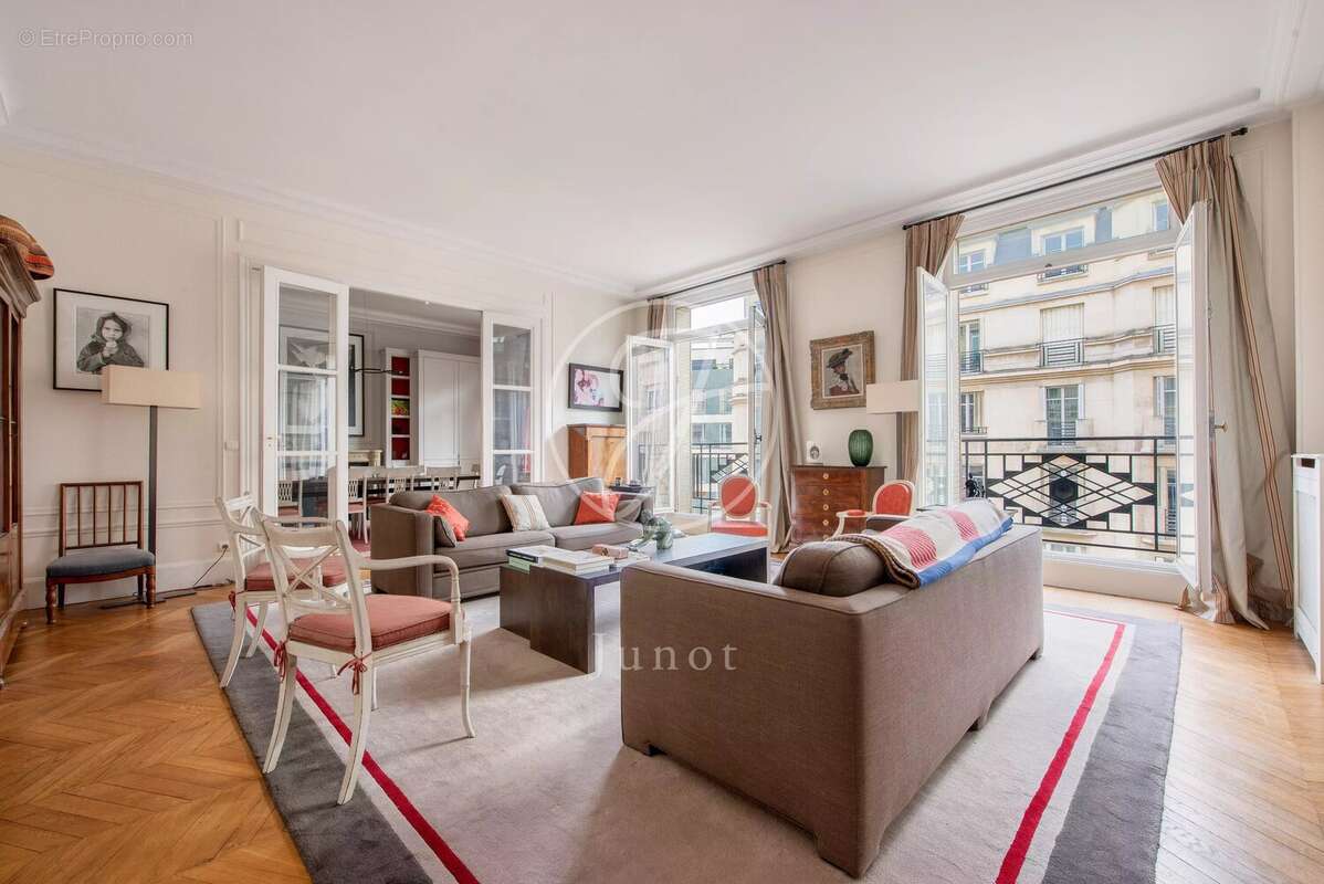 Appartement à PARIS-16E