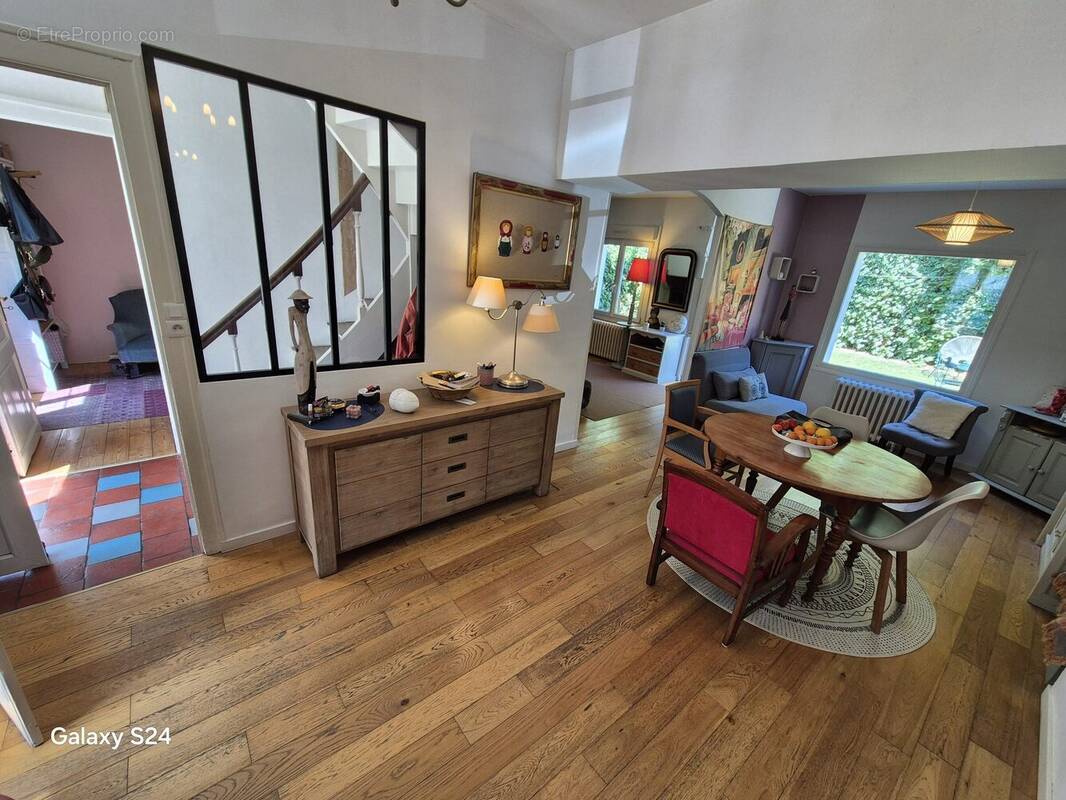 Pièce de vie chaleureuse avec espace salle à manger et salon, parquet au sol et belle luminosité traversante. - Maison à LAVAL