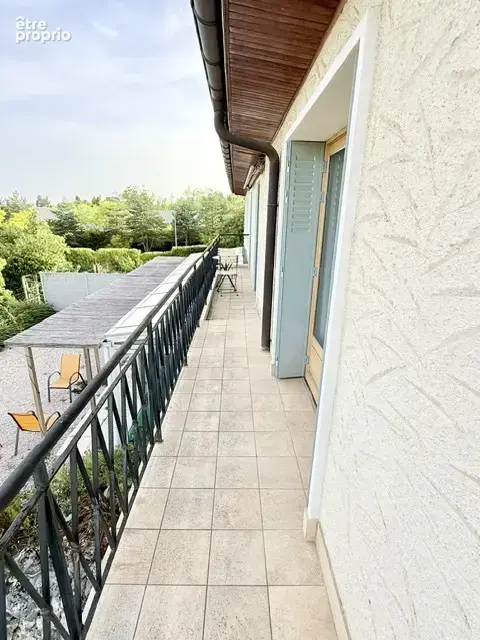 Divonne-les-Bains   T4 de 94 m2 avec balcon, cave et 2 stationnements - photo 3