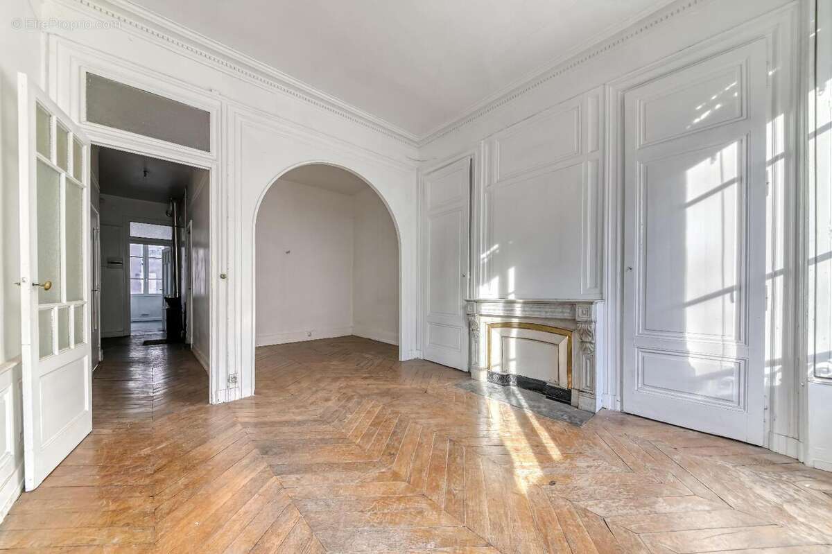   - Appartement à LYON-6E