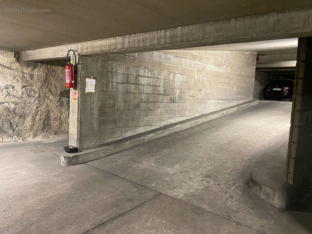 Parking à PARIS-20E