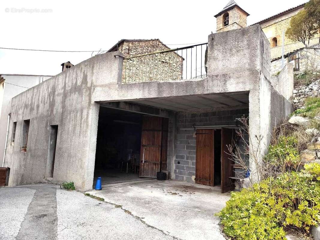 Appartement à CASTELLET-LES-SAUSSES