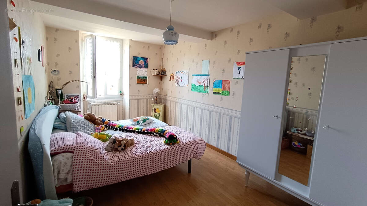 Maison à SAINT-GENIS-DE-SAINTONGE