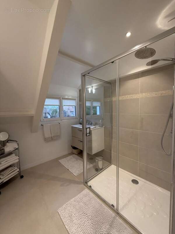 Maison individuelle en excellant état avec piscine chauffée, proche de la plage de Tourgéville - photo 16